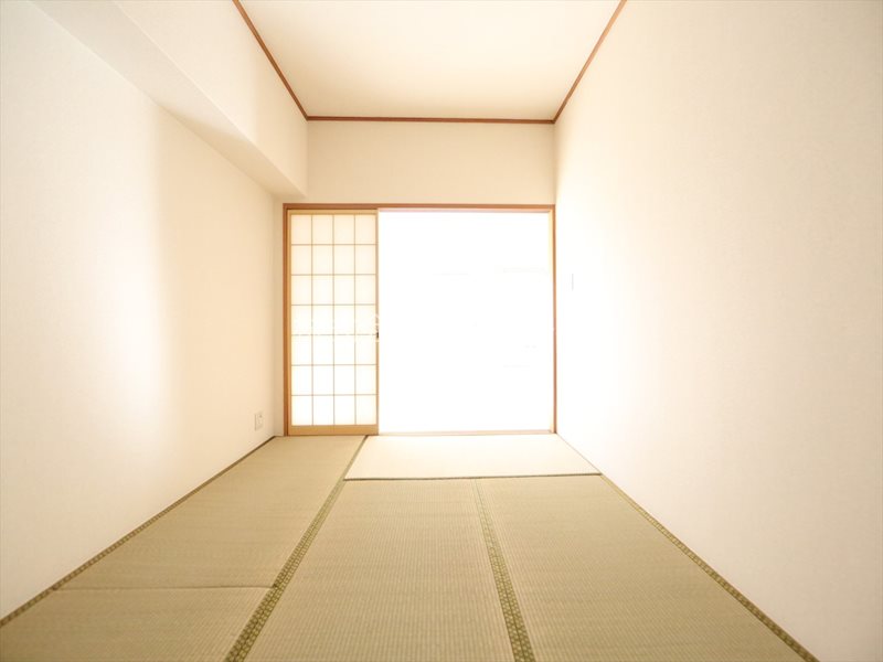 リーベンイセヤマ 和室6帖　押入付（収納充実してます）