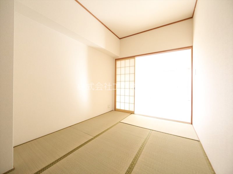 リーベンイセヤマ 和室6帖　押入付（収納充実してます）