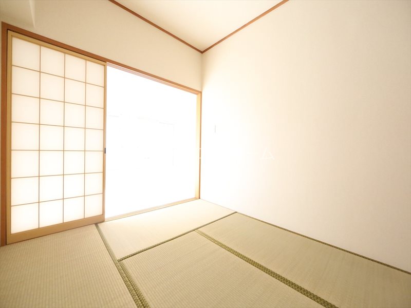 リーベンイセヤマ 和室6帖　押入付（収納充実してます）