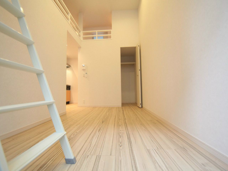 リゾレステ熱田 洋室8.4帖　ロフト6.3帖（収納にも寝室にも使えます）