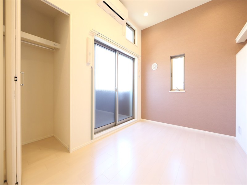 ハーモニーテラス生駒町II 洋室6.1帖　ロフト6.3帖（収納にも寝室にも使えます）