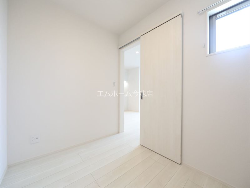 REGALEST WOOD TERRACE JOSHIN 洋室3.3帖　収納スペース充実しています　同仕様写真