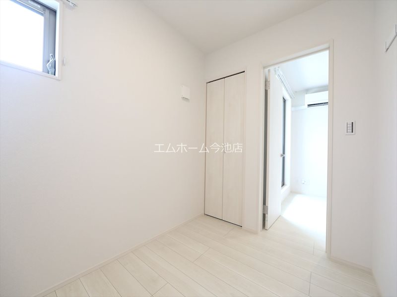 REGALEST WOOD TERRACE JOSHIN 洋室3.3帖　収納スペース充実しています　同仕様写真