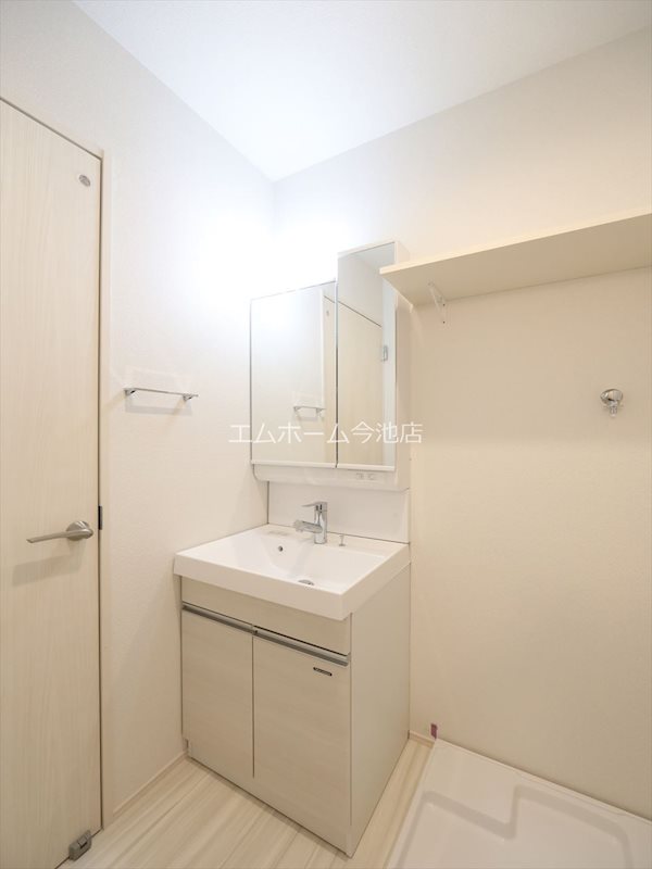 REGALEST WOOD TERRACE JOSHIN 脱衣所　独立洗面台（シャンプードレッサー付）同仕様写真