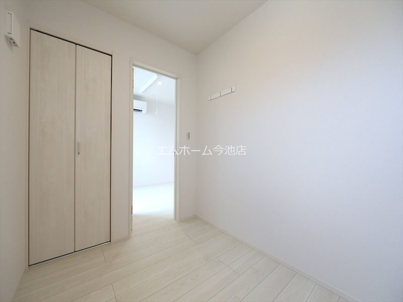 REGALEST WOOD TERRACE JOSHIN 洋室3.3帖　収納スペース充実しています　同仕様写真