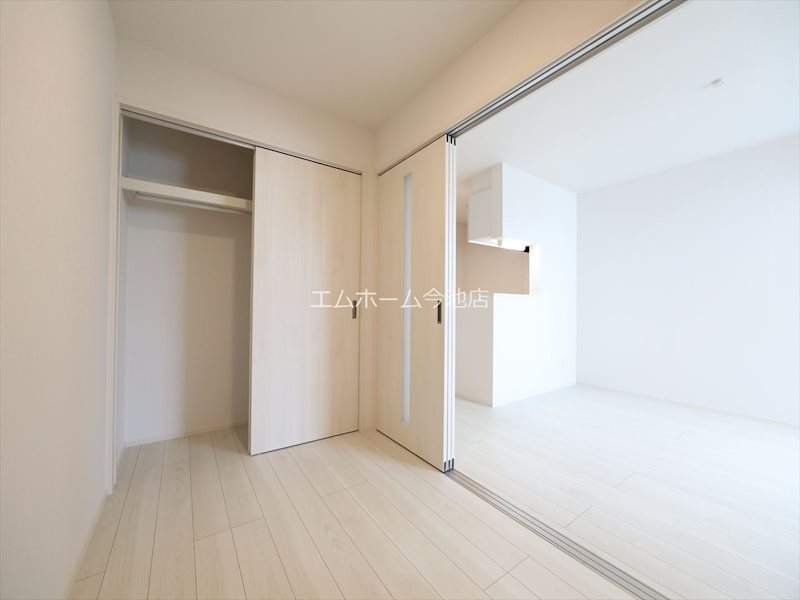 REGALEST WOOD TERRACE JOSHIN 洋室3.3帖　収納スペース充実しています　同仕様写真